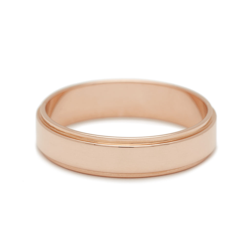 A 4mm flat edge band in rose gold