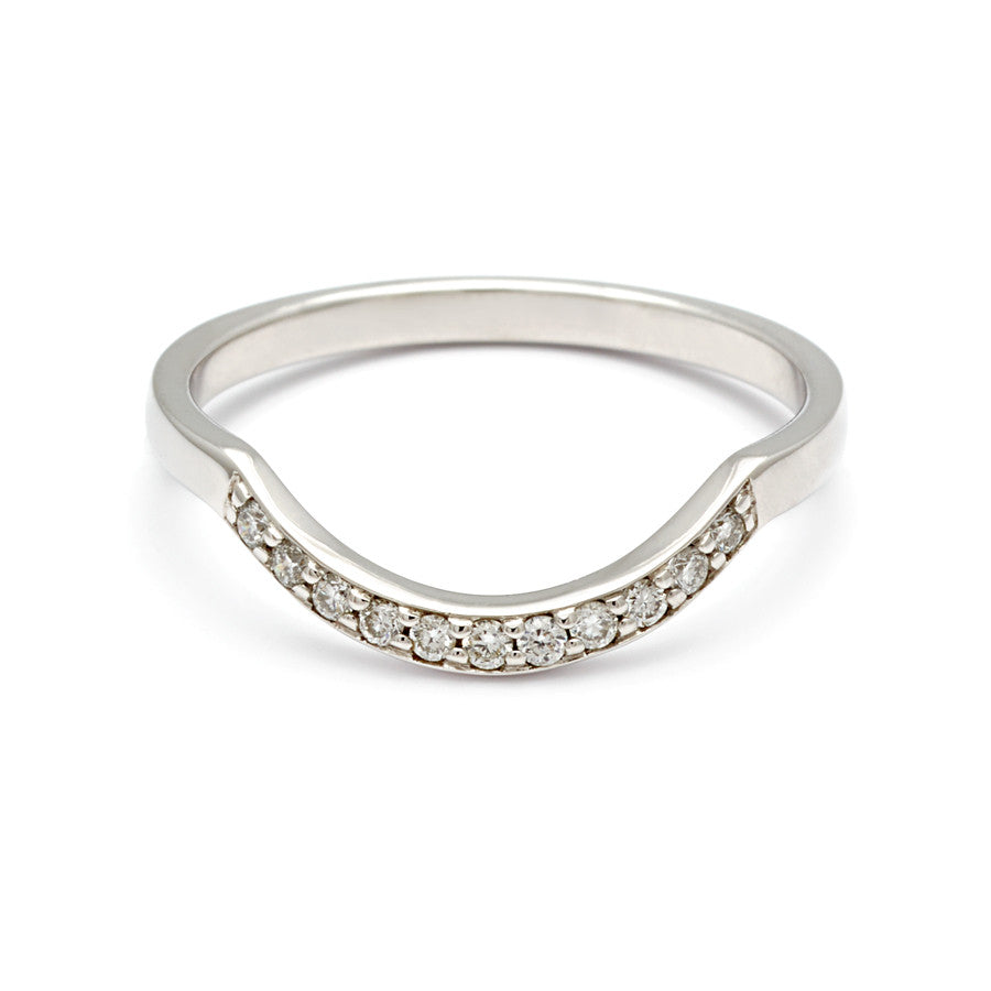 A diamond dusted curve band with white diamonds set in platinum.