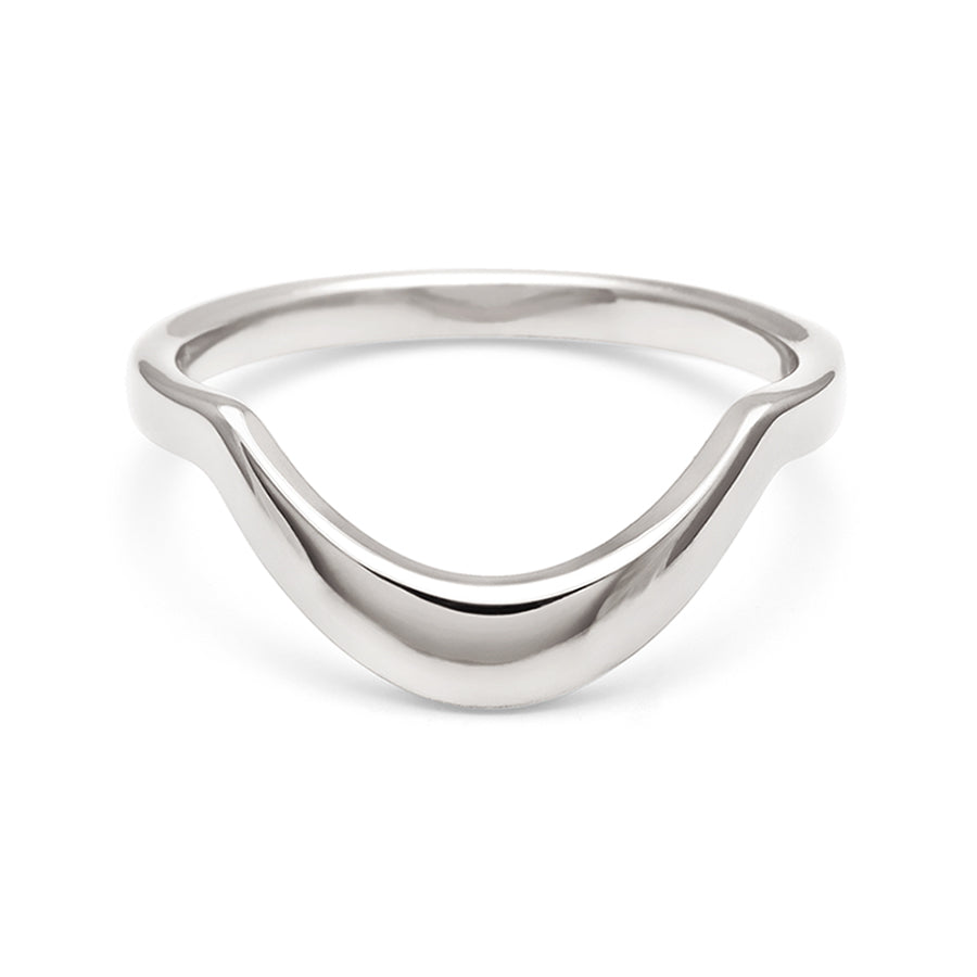 A solid gold tapered band set in white gold., White Gold