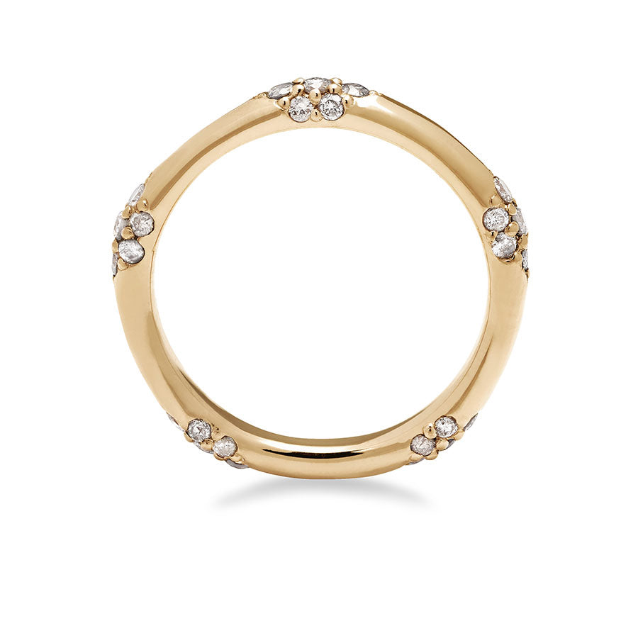 Side view of a straight band with 5 clusters white diamond band set in yellow gold.