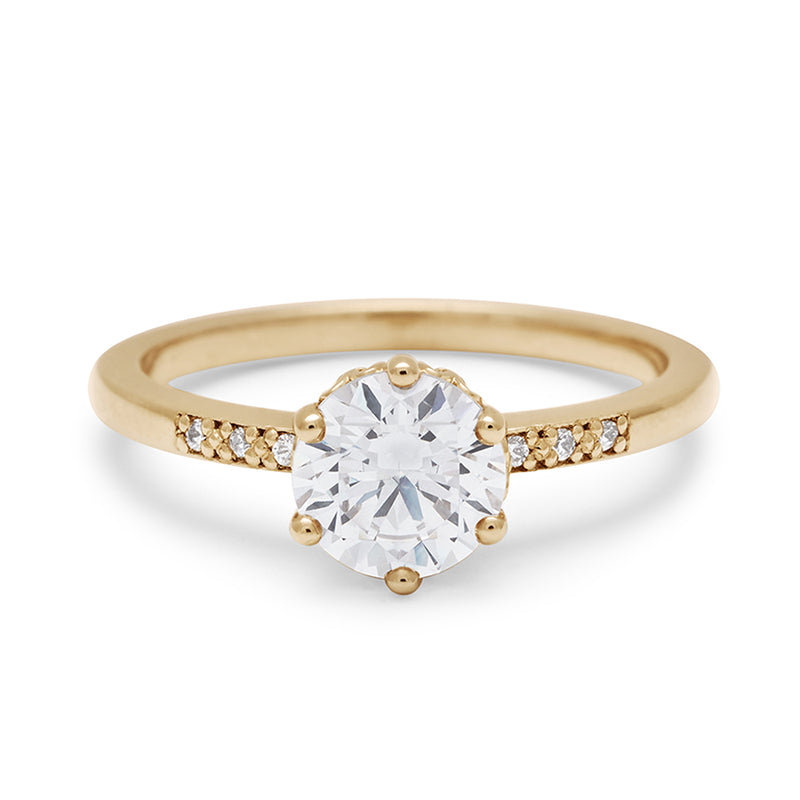 A solitaire ring with a round shape 1.00ct lab white diamond with lab white diamond pave on either side set in yellow gold., Yellow Gold