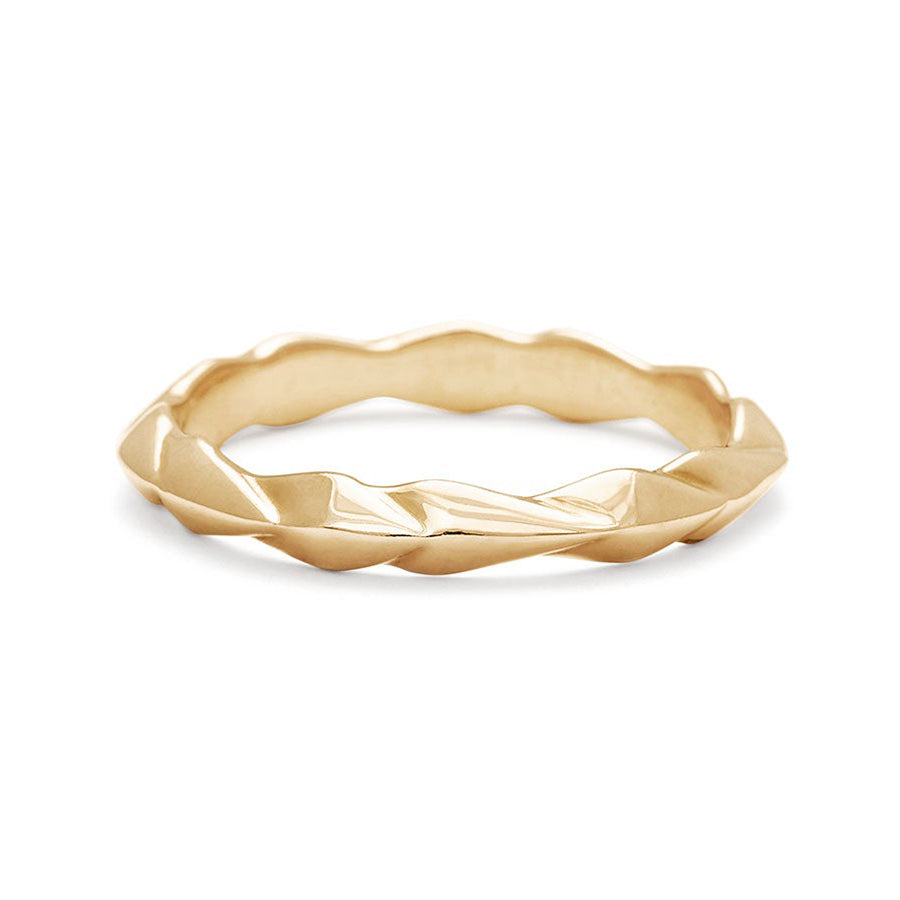 A straight band with leaf like definition set in yellow gold., Yellow Gold
